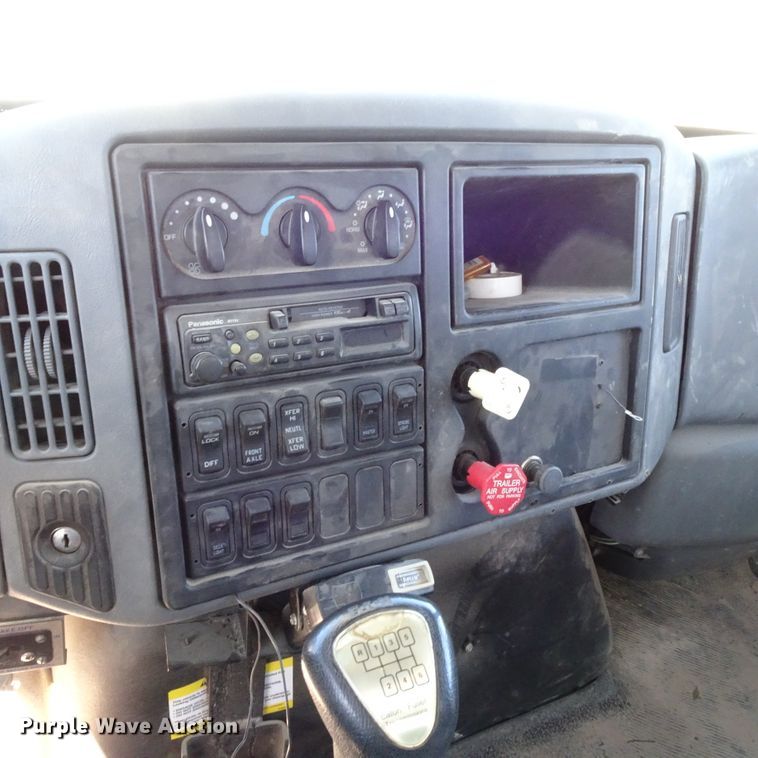 image for item GC9178 2006 International 7300 digger derrick truck