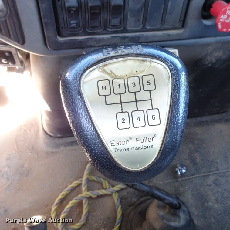 image for item GC9178 2006 International 7300 digger derrick truck