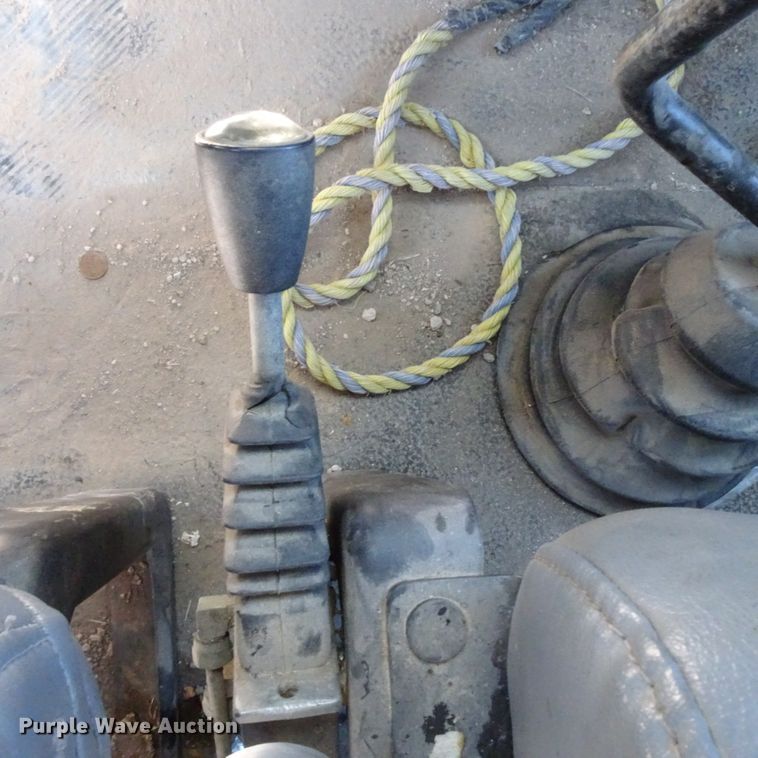 image for item GC9178 2006 International 7300 digger derrick truck