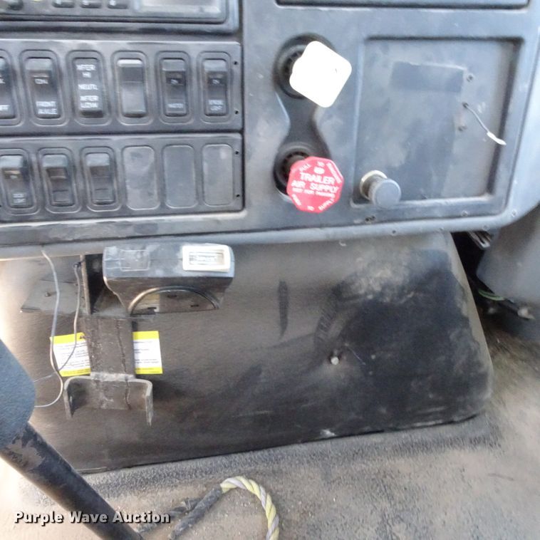 image for item GC9178 2006 International 7300 digger derrick truck