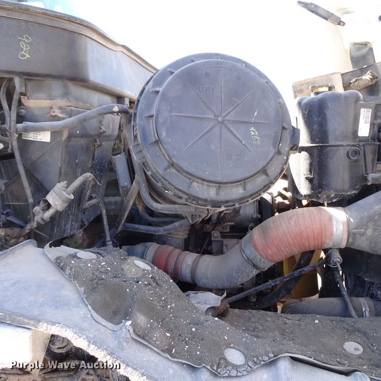 image for item GC9178 2006 International 7300 digger derrick truck