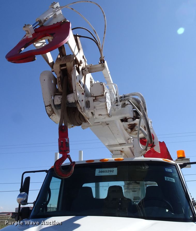 image for item GC9178 2006 International 7300 digger derrick truck