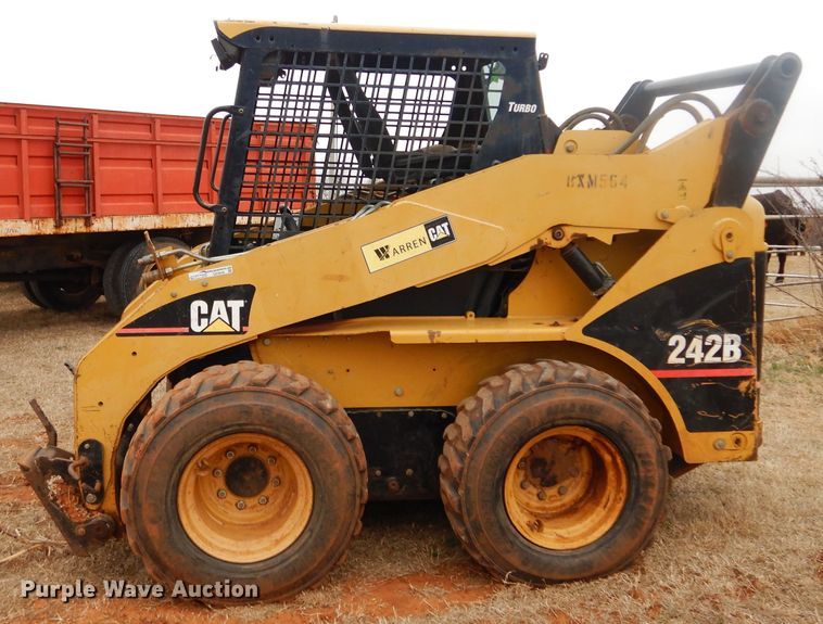 image for item GE9046 2004 Caterpillar 242B skid steer