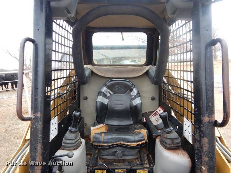 image for item GE9046 2004 Caterpillar 242B skid steer