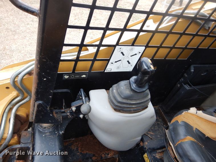 image for item GE9046 2004 Caterpillar 242B skid steer