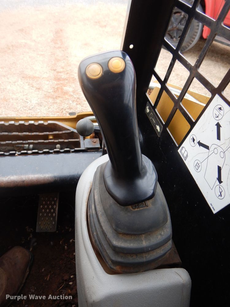 image for item GE9046 2004 Caterpillar 242B skid steer