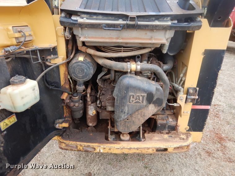 image for item GE9046 2004 Caterpillar 242B skid steer