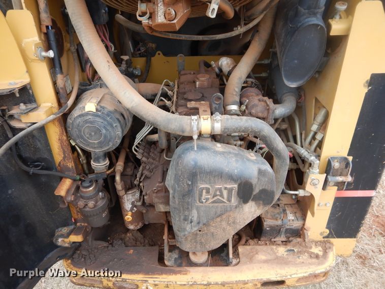 image for item GE9046 2004 Caterpillar 242B skid steer