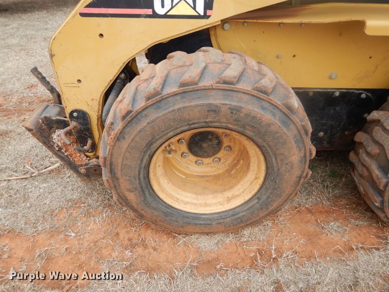 image for item GE9046 2004 Caterpillar 242B skid steer