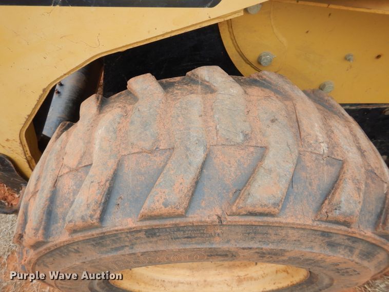 image for item GE9046 2004 Caterpillar 242B skid steer