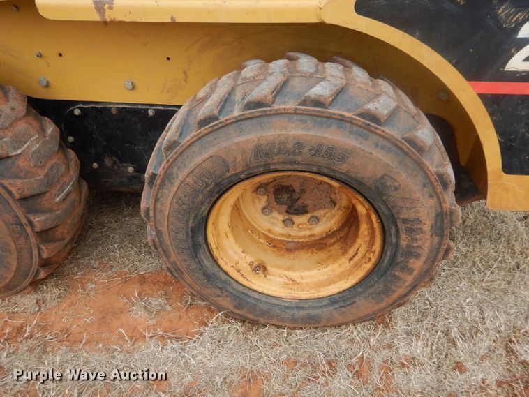 image for item GE9046 2004 Caterpillar 242B skid steer