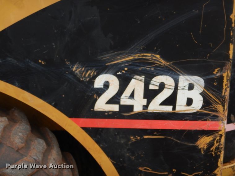 image for item GE9046 2004 Caterpillar 242B skid steer