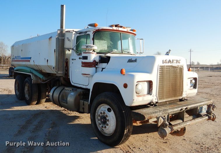 image for item GE9168 1989 Mack R688ST water truck