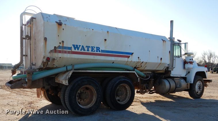 image for item GE9168 1989 Mack R688ST water truck