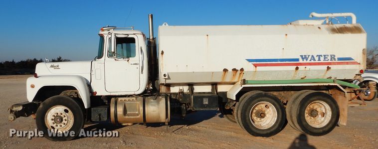 image for item GE9168 1989 Mack R688ST water truck