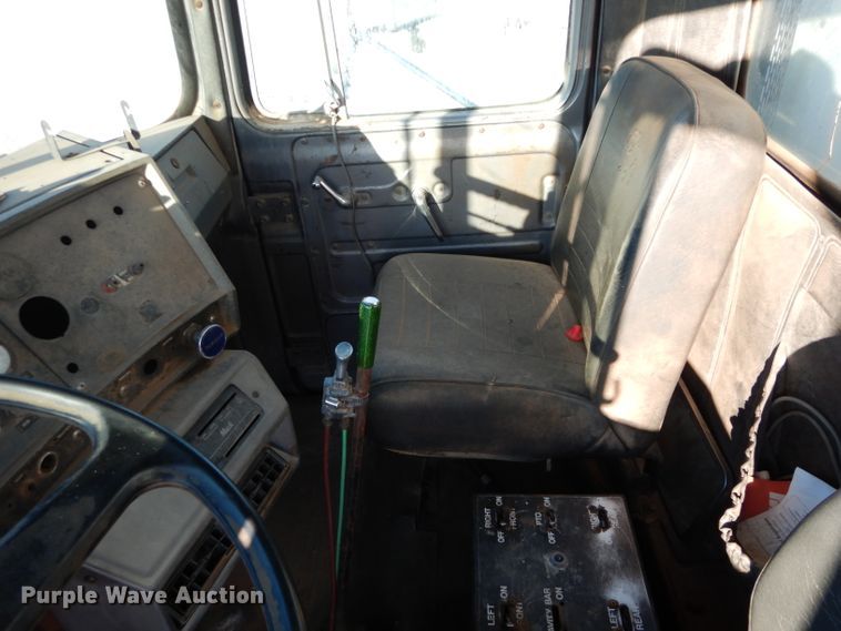 image for item GE9168 1989 Mack R688ST water truck