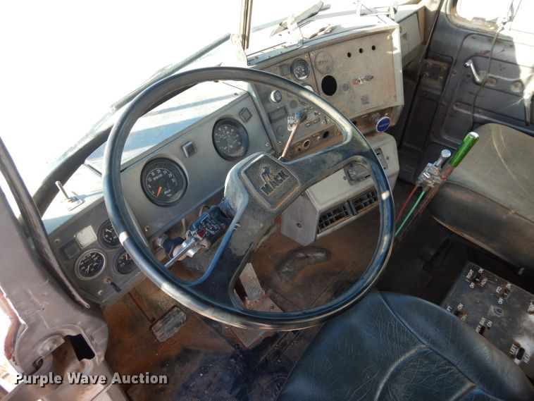 image for item GE9168 1989 Mack R688ST water truck