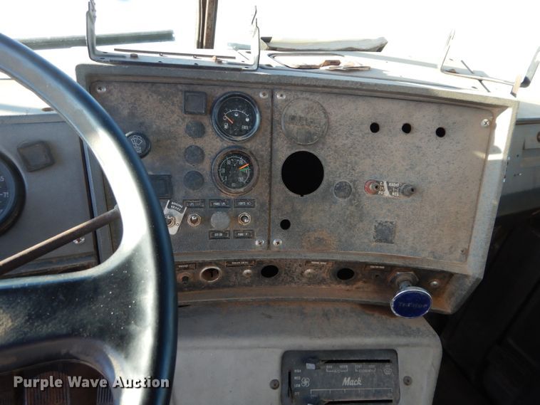 image for item GE9168 1989 Mack R688ST water truck