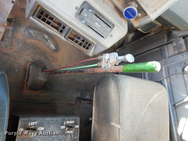 image for item GE9168 1989 Mack R688ST water truck