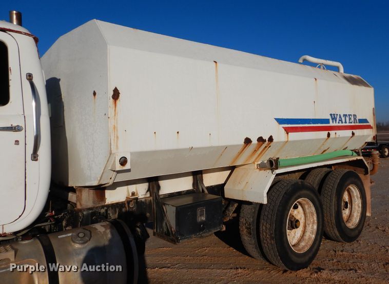 image for item GE9168 1989 Mack R688ST water truck