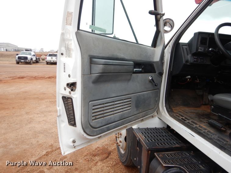 image for item GE9189 2000 Chevrolet C6500 bucket truck