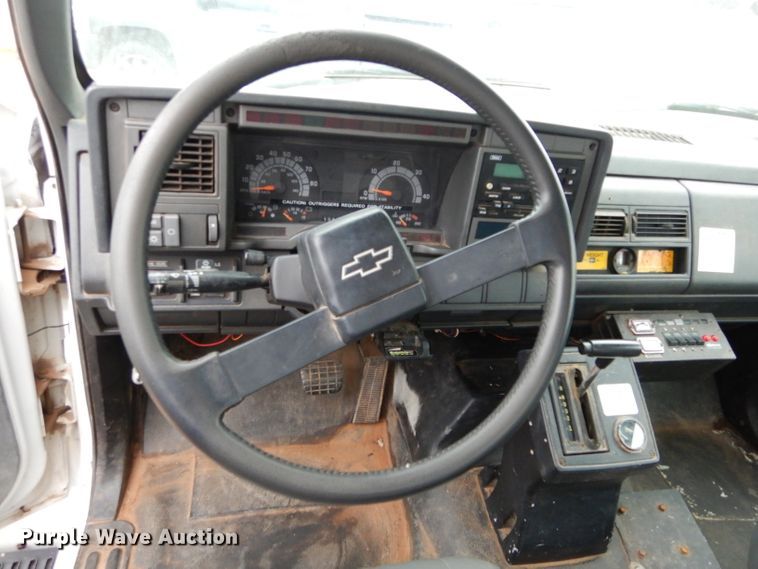 image for item GE9189 2000 Chevrolet C6500 bucket truck