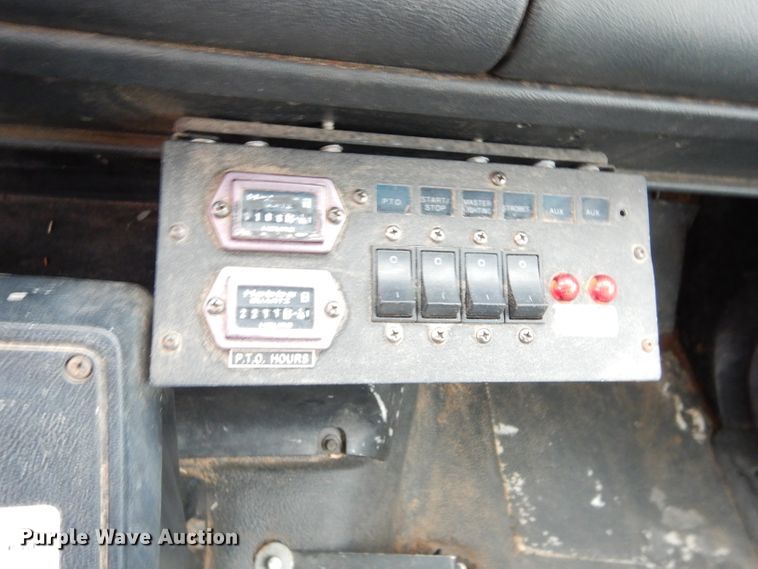 image for item GE9189 2000 Chevrolet C6500 bucket truck