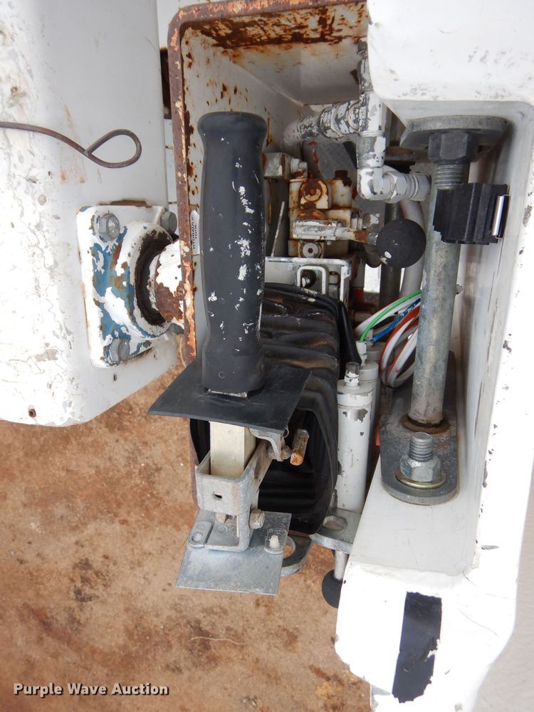 image for item GE9189 2000 Chevrolet C6500 bucket truck