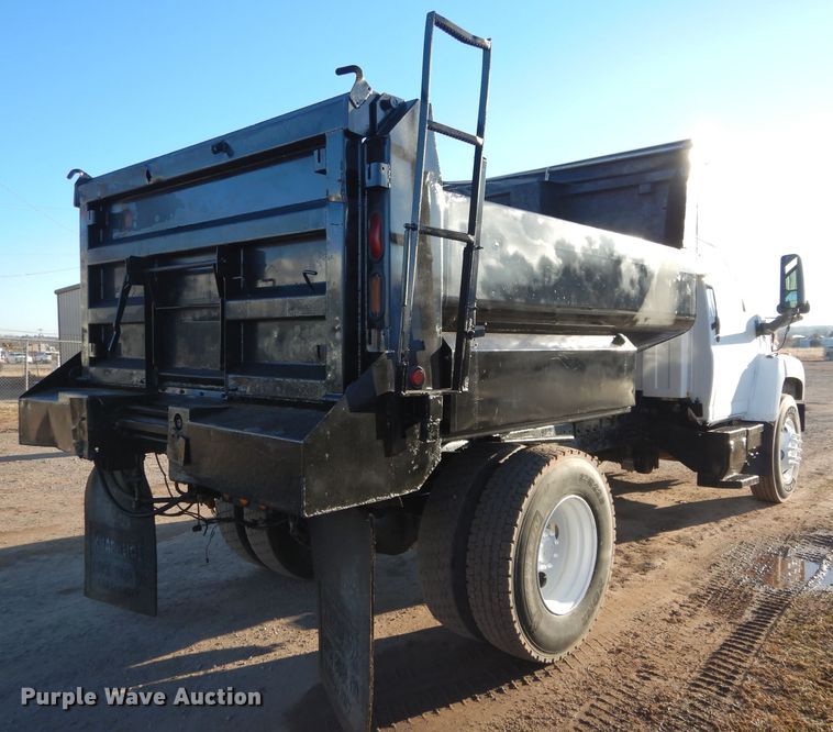 image for item GE9237 2004 GMC C7500 dump truck