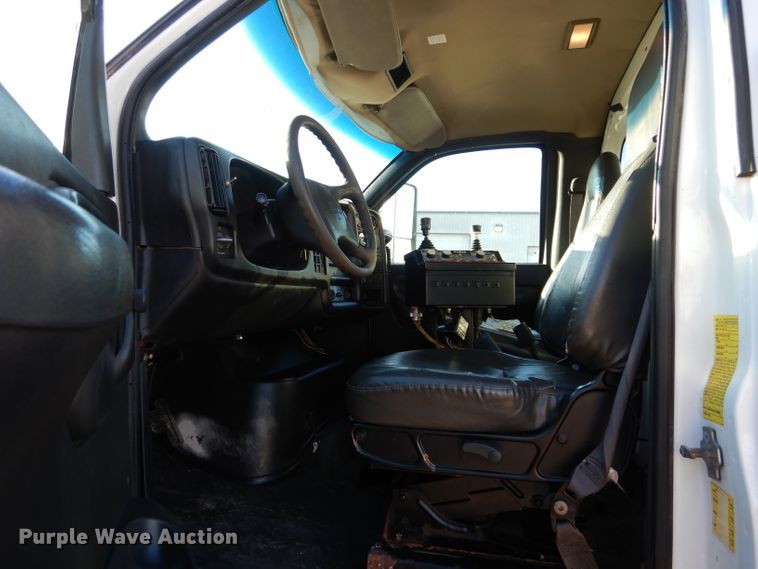 image for item GE9237 2004 GMC C7500 dump truck