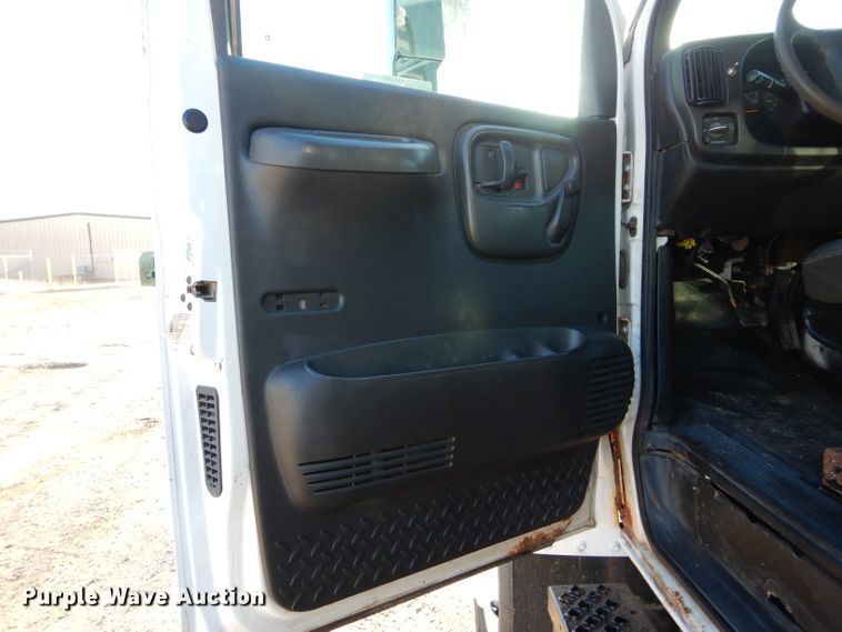 image for item GE9237 2004 GMC C7500 dump truck