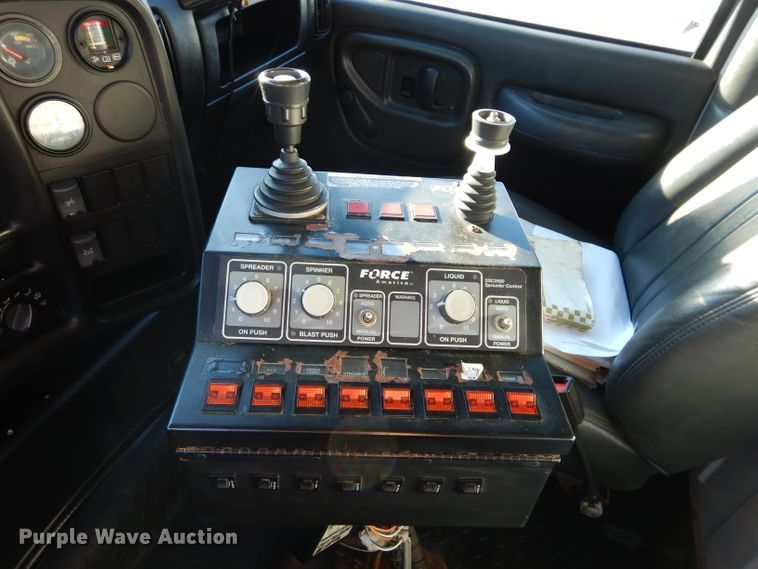 image for item GE9237 2004 GMC C7500 dump truck