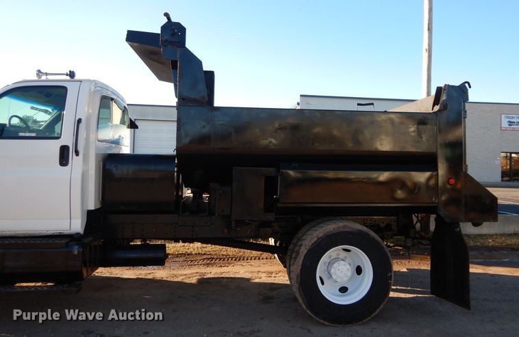 image for item GE9237 2004 GMC C7500 dump truck