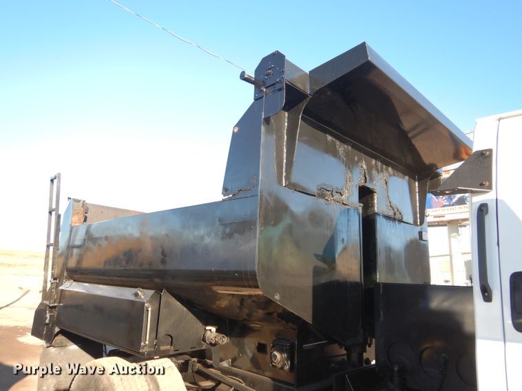 image for item GE9237 2004 GMC C7500 dump truck