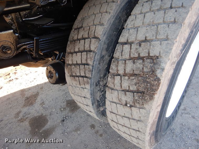 image for item GE9237 2004 GMC C7500 dump truck