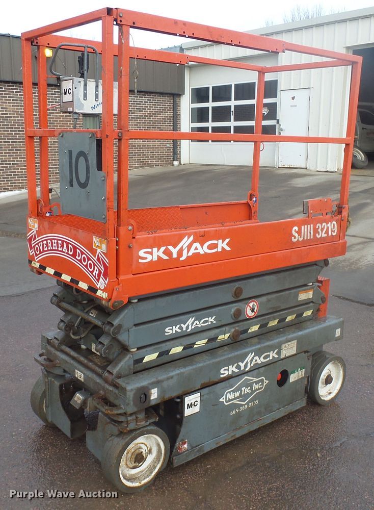 image for item GV9753 2018 Sky Jack SJIII 3219 scissor lift