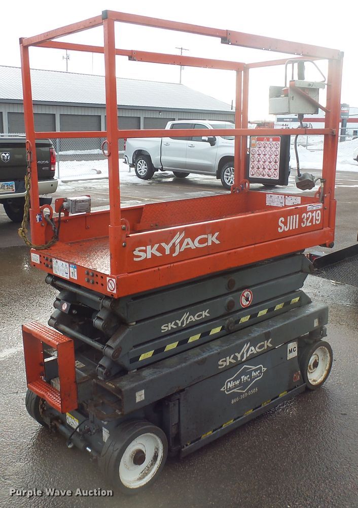 image for item GV9753 2018 Sky Jack SJIII 3219 scissor lift
