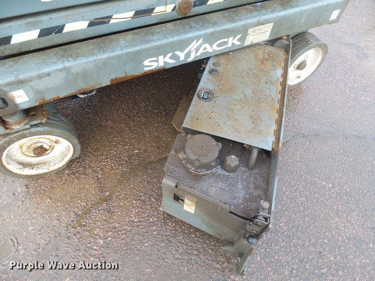 image for item GV9753 2018 Sky Jack SJIII 3219 scissor lift