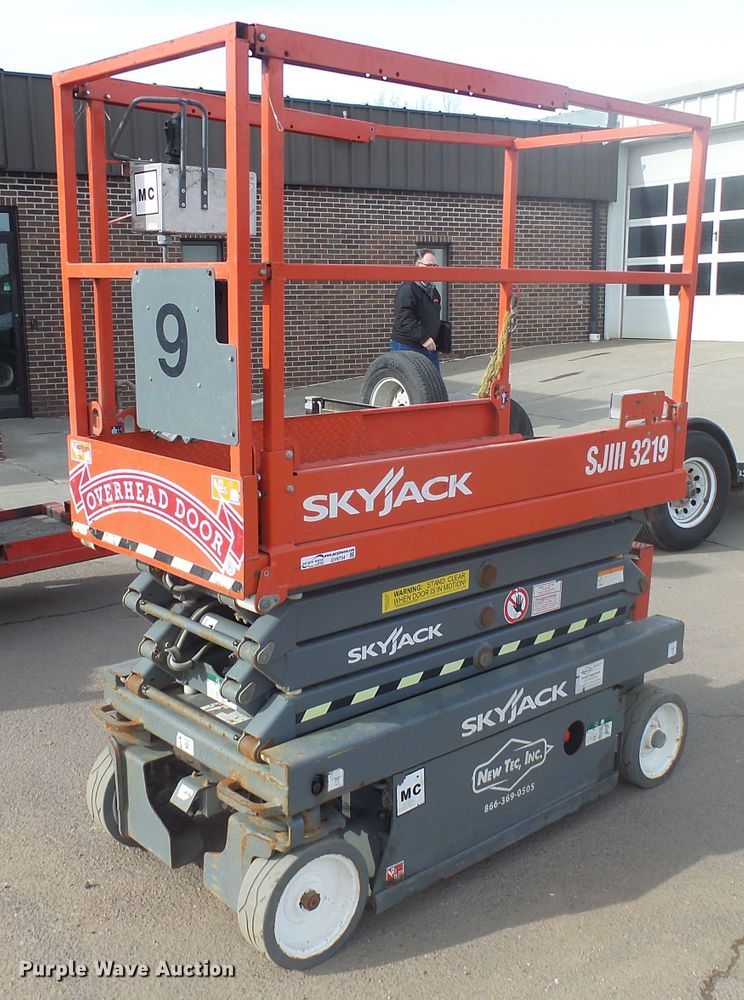 image for item GV9754 2018 Sky Jack SJIII 3219 scissor lift