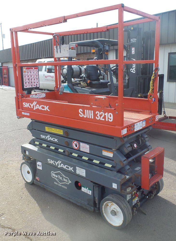 image for item GV9754 2018 Sky Jack SJIII 3219 scissor lift