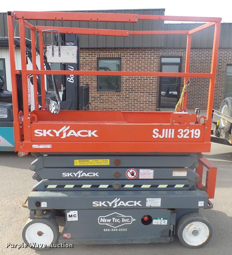 image for item GV9754 2018 Sky Jack SJIII 3219 scissor lift