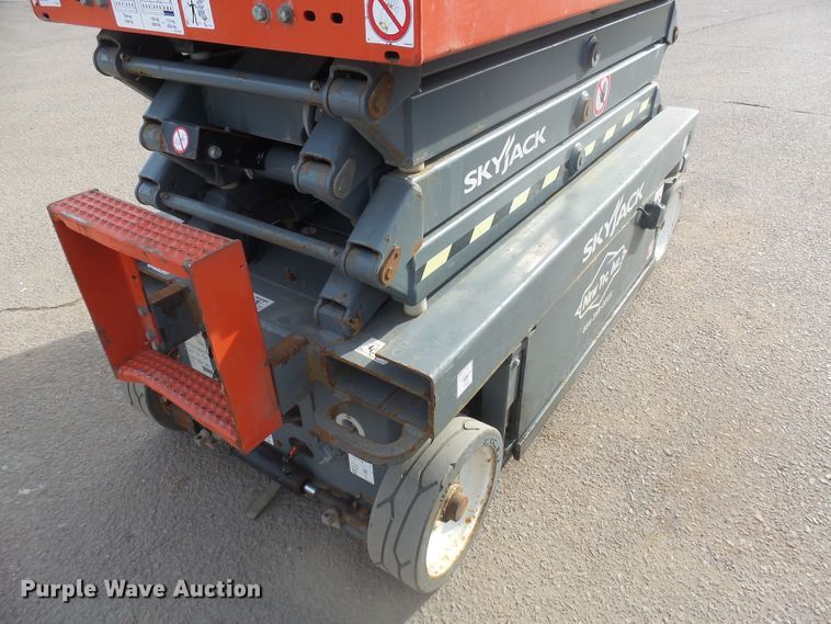image for item GV9754 2018 Sky Jack SJIII 3219 scissor lift