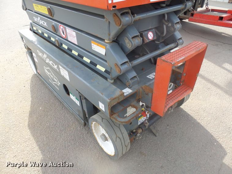 image for item GV9754 2018 Sky Jack SJIII 3219 scissor lift