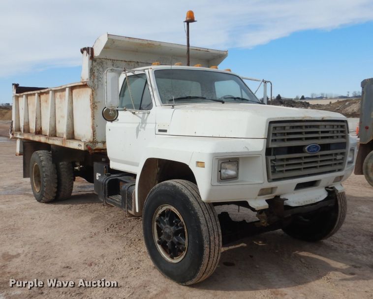image for item GW9476 1986 Ford F800 dump truck