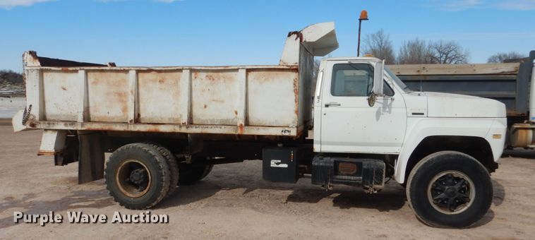 image for item GW9476 1986 Ford F800 dump truck