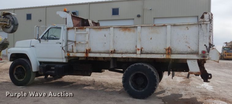 image for item GW9476 1986 Ford F800 dump truck