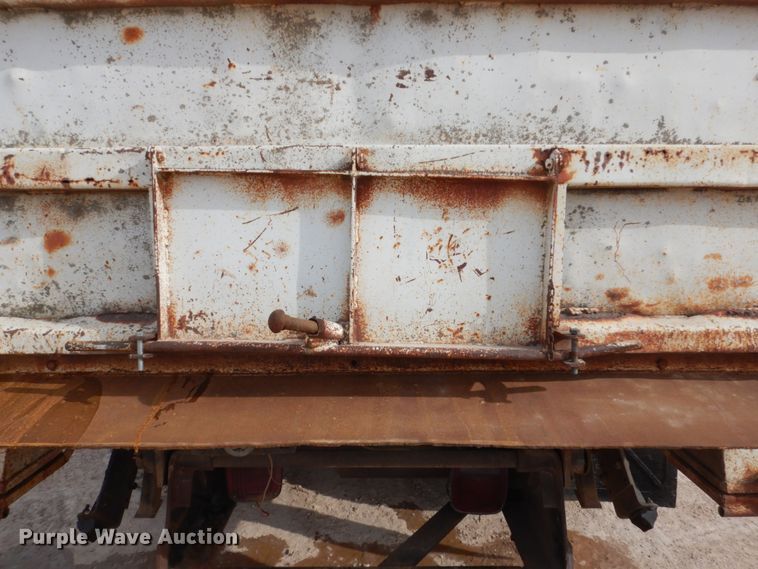 image for item GW9476 1986 Ford F800 dump truck