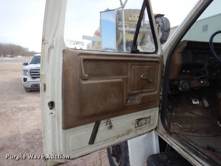 image for item GW9476 1986 Ford F800 dump truck