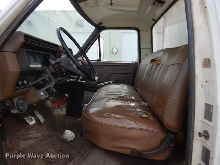 image for item GW9476 1986 Ford F800 dump truck