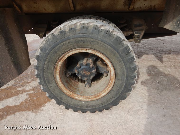 image for item GW9476 1986 Ford F800 dump truck